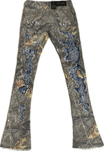 Load image into Gallery viewer, MEN’S WAIMEA STACKED FIT DESSERT SUN CAMO JEANS