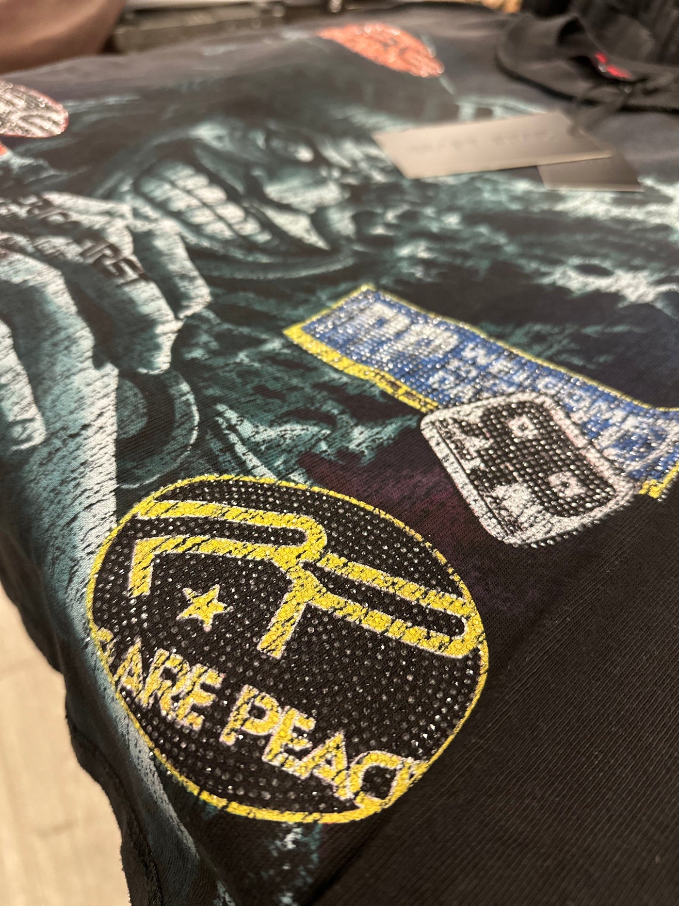 TRUST NO ONE CROPPED SHIRT BLACK RT5036